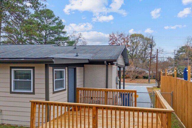 Building Photo - ?969 Oak Grove Road West Homewood!