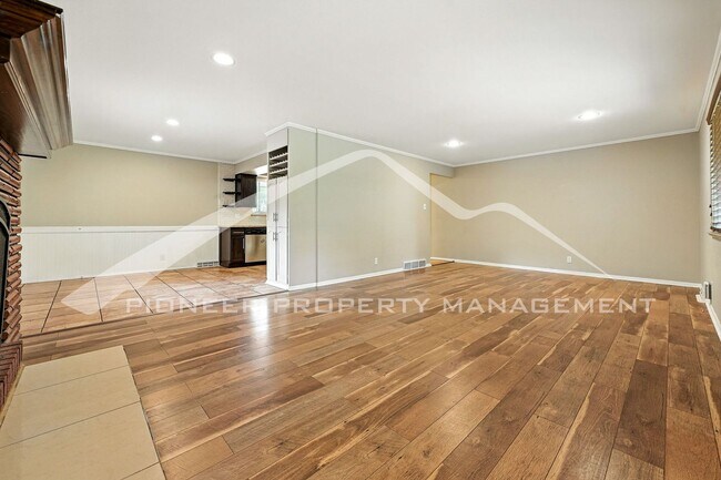 Building Photo - Stunning Home with Washer/Dryer and Centra...