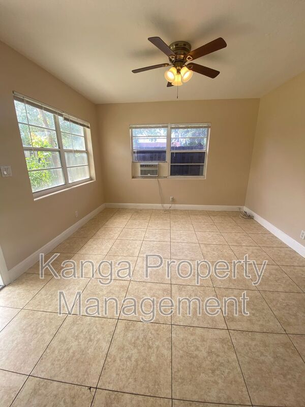 Foto del edificio - 4820 Maine St