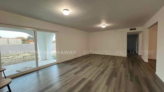 Foto del edificio - Updated 3 Bedroom/2 Bath Water Paid!!!