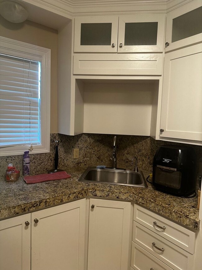Building Photo - All Bills Paid - 2 Bedroom Apartment for r...