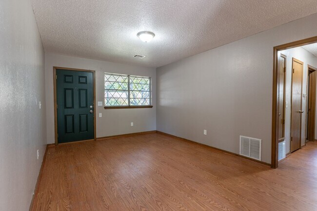 Foto del edificio - Stylish 4-Bedroom Home with Fresh Updates ...