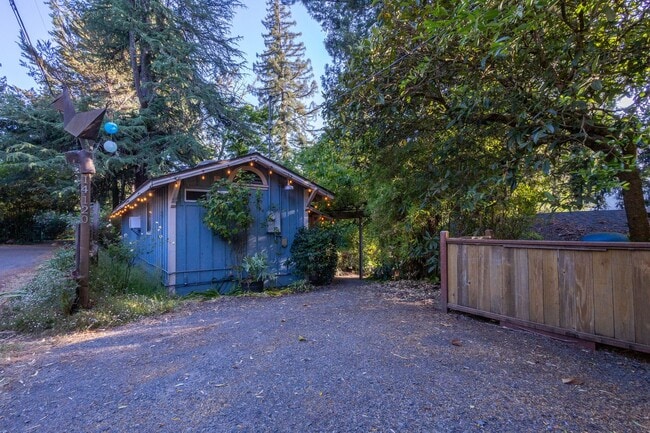 Building Photo - 550 square foot Fully Furnished short term...