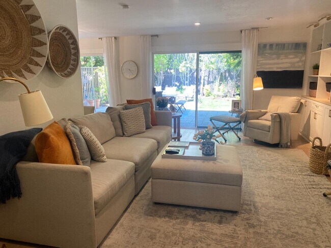 Foto del edificio - 2429 Sharon Oaks Dr