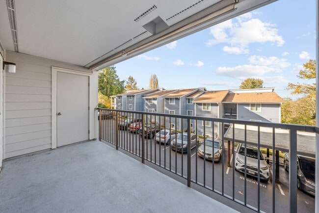 Foto del edificio - 2-Bed Condo in Kent – Fireplace, Balcony & Convenient Location!