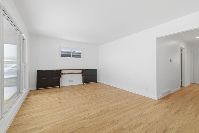 Foto del edificio - Spacious 5-Bedroom Home with Modern Updates and Natural Light