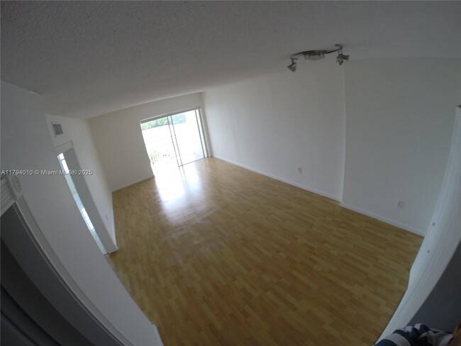 Building Photo - 400 Kings Point Dr