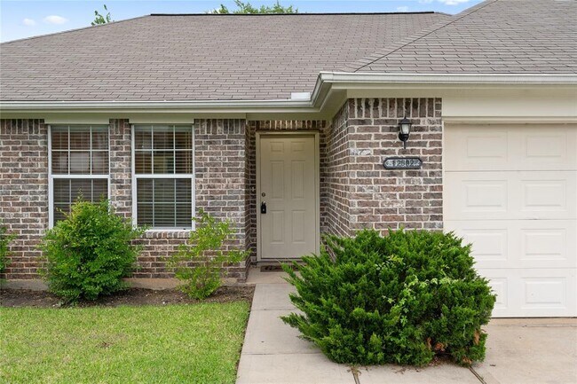 Foto del edificio - 12502 Hackberry Dr