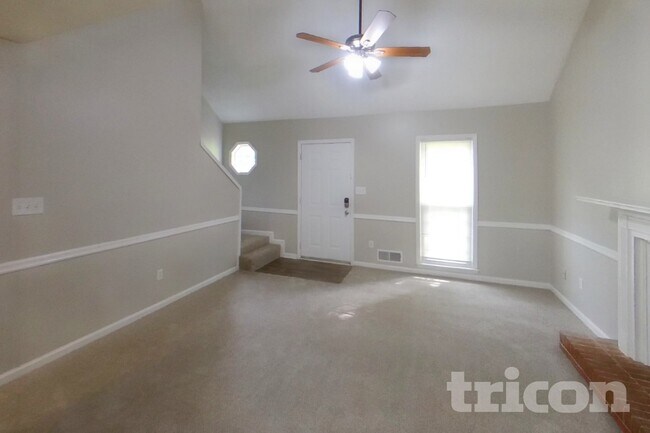 Foto del edificio - 2796 Mountbery Dr