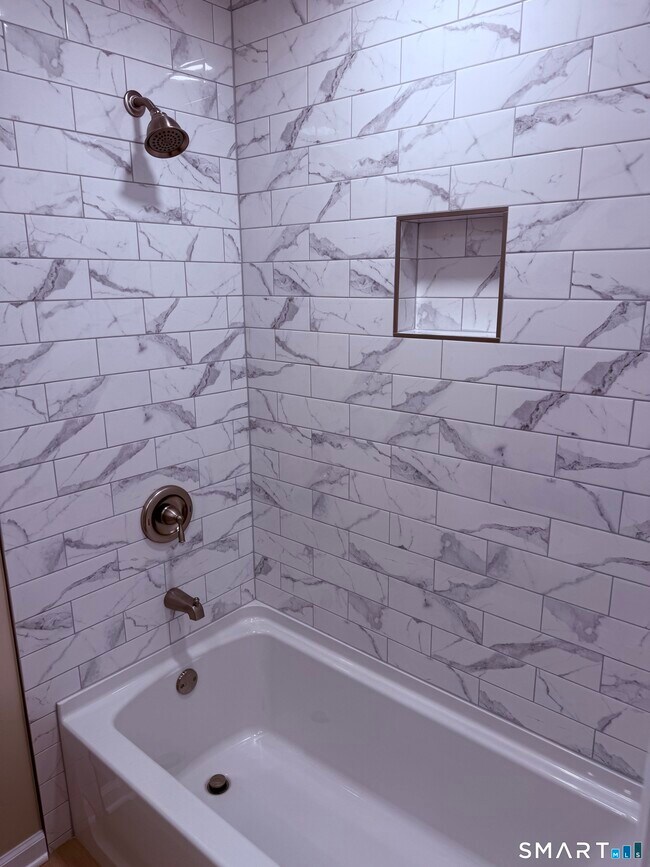 Foto del edificio - 41 1/2 Cedar Crest Pl