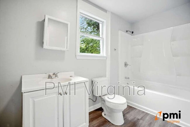 Foto del edificio - 2727 Jamestown Ave