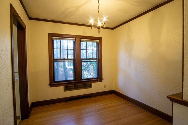 Foto del edificio - 1930's Townhouse in Idyllic Setting- Vinta...
