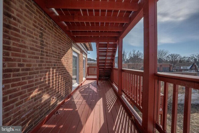 Foto del edificio - 122 E 3rd St