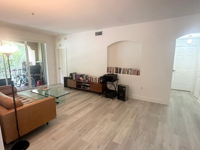 Foto del edificio - 6400 NW 114th Ave