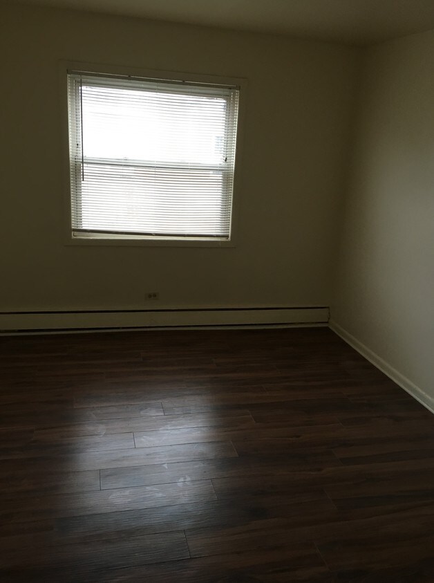 Bedroom - 27 N Dryden Pl