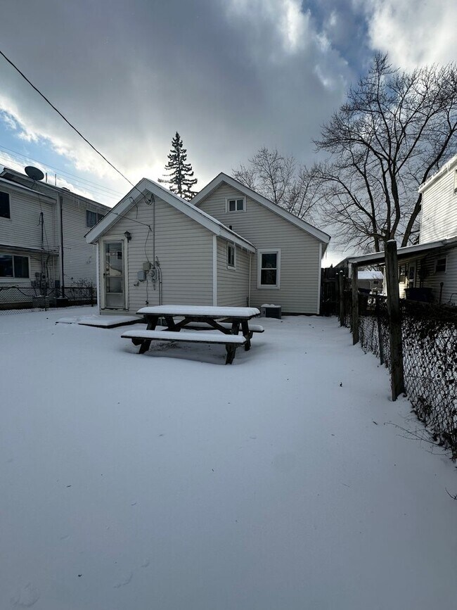 Foto del edificio - Move-In Ready 3 Bedroom, 1 Bathroom Home in Westland!