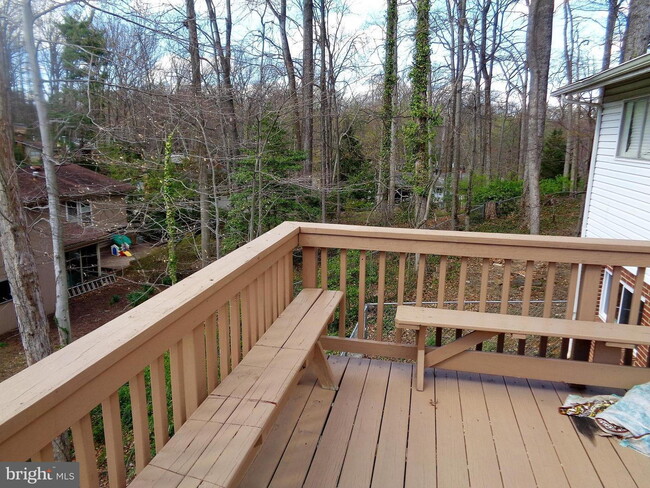 Foto del edificio - Serene Springfield Home Backing to Wooded ...