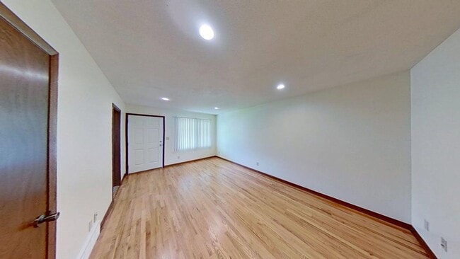 Foto del edificio - Updated two bedroom duplex, new stainless steel appliances, garage, and hardwood floors