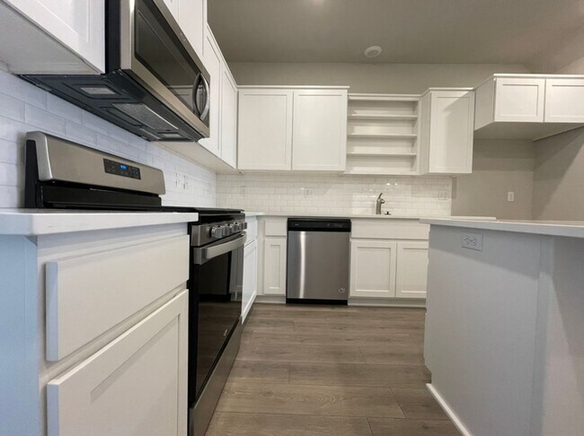 Building Photo - Modern 3-Bed, 2.5-Bath Home with Quartz Co...