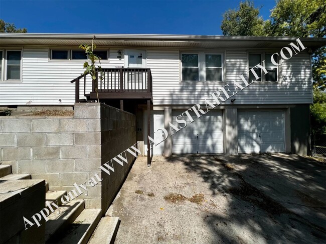 Foto del edificio - Beautiful 2 Bed 1 Bath Duplex in Independe...