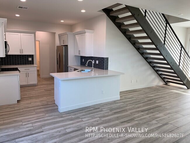 Building Photo - MOVE IN READY - Like New 3 bed/2.5 Town Ho...