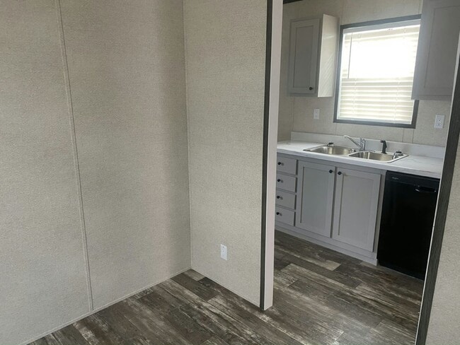 Foto del edificio - 1250 Lakeview Dr