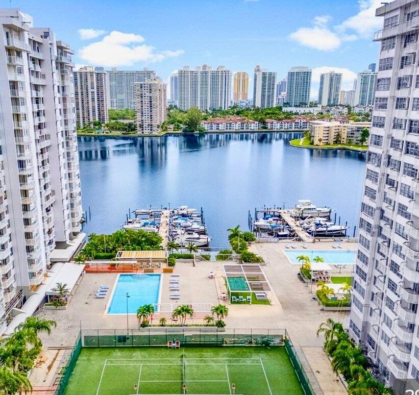 Foto principal - 18041 Biscayne Blvd