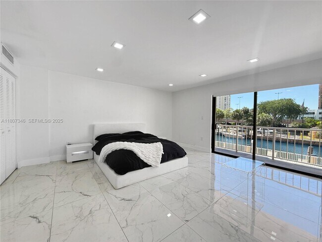 Foto del edificio - 1650 NE 115th St