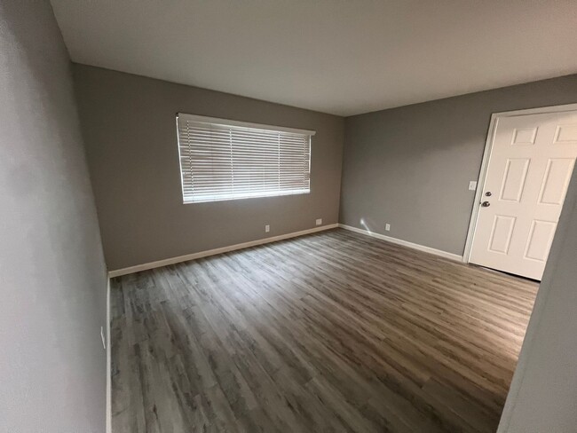 Building Photo - Renovated 4 Bedroom 2 Bathroom with Beauti...