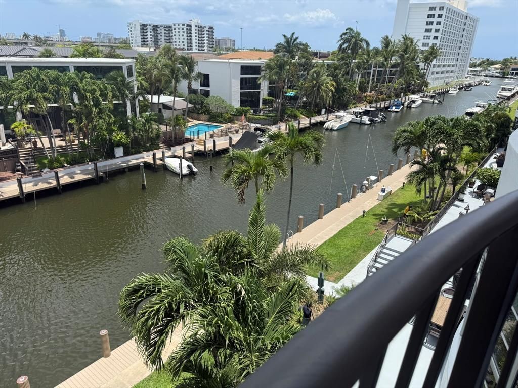 Foto principal - 3051 NE 48th St