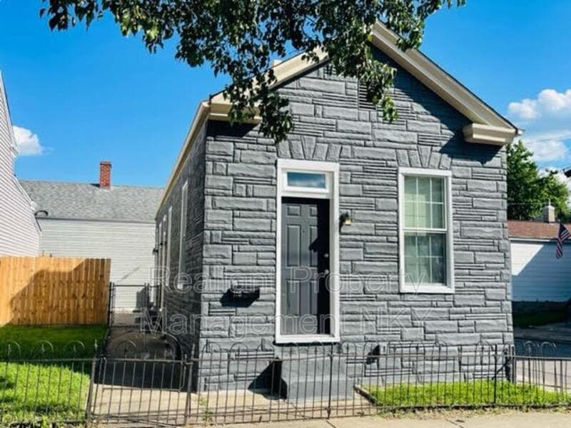 Primary Photo - 116 W 11th St