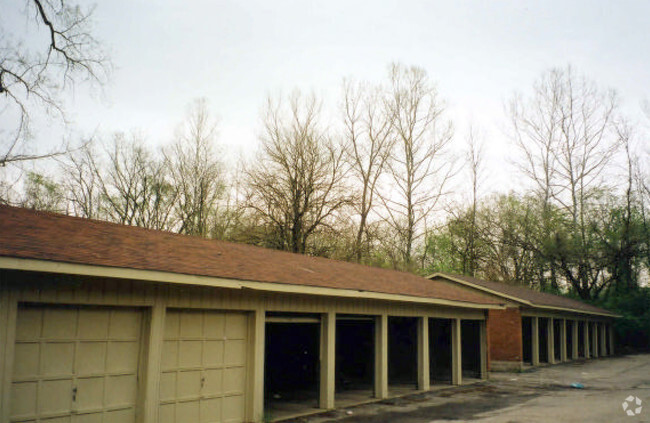 Unattached Garages - Trotwood Villa Apartments