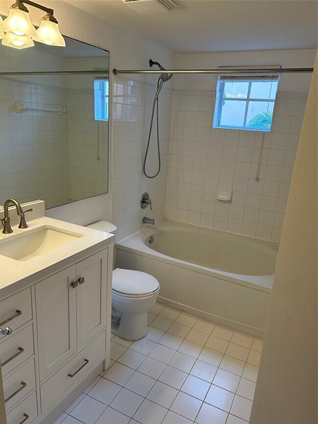 Foto del edificio - 17150 N Bay Rd