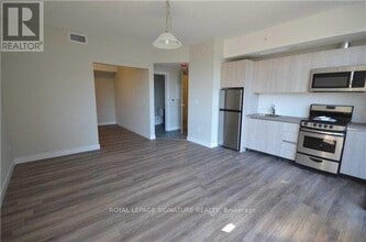 Building Photo - 335 College St