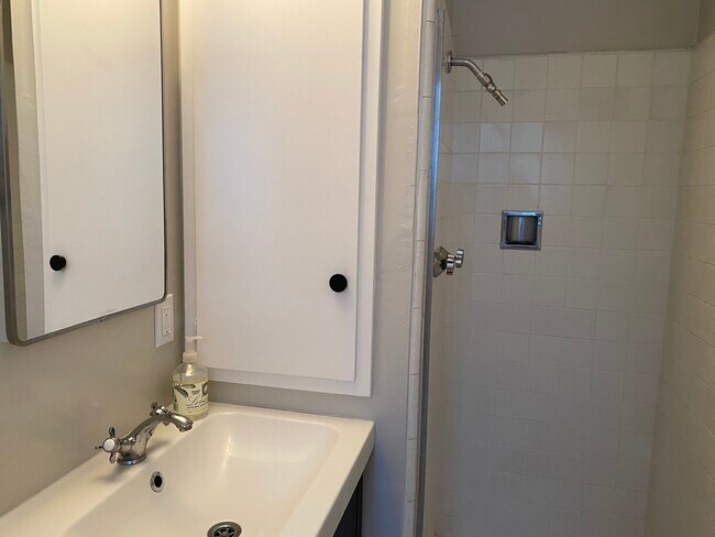 Building Photo - 5257 Elmwood Dr