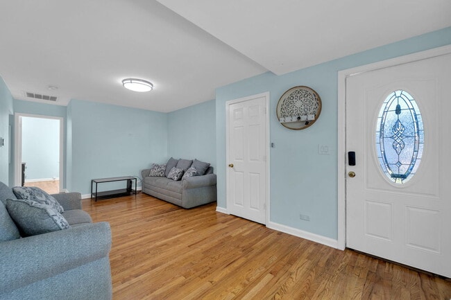 Building Photo - 3050 Maple St