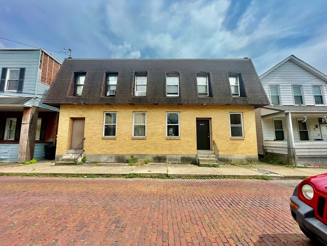 304 Campbell St Unit 306, McKees Rocks, PA 15136 Room for Rent in