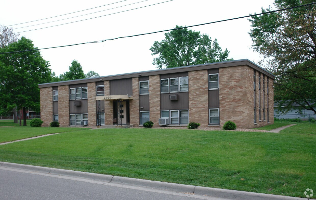Building Photo - 2301 Maple Ave S