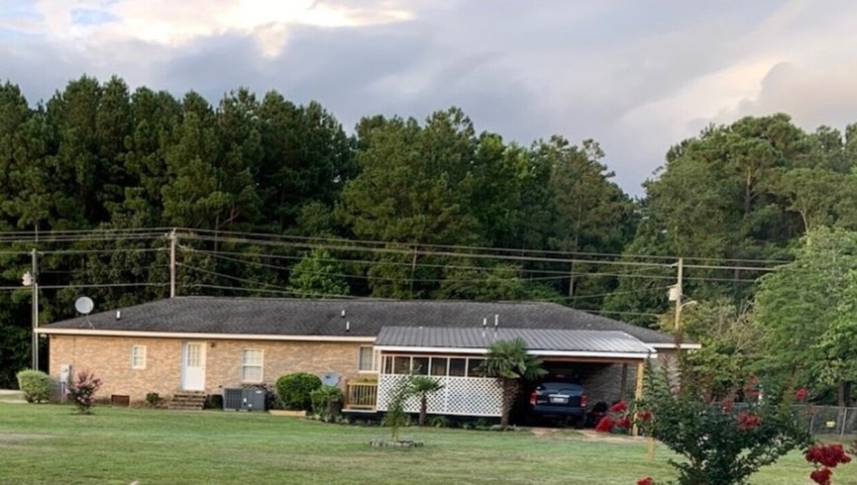 Building Photo - Savannah Grovre