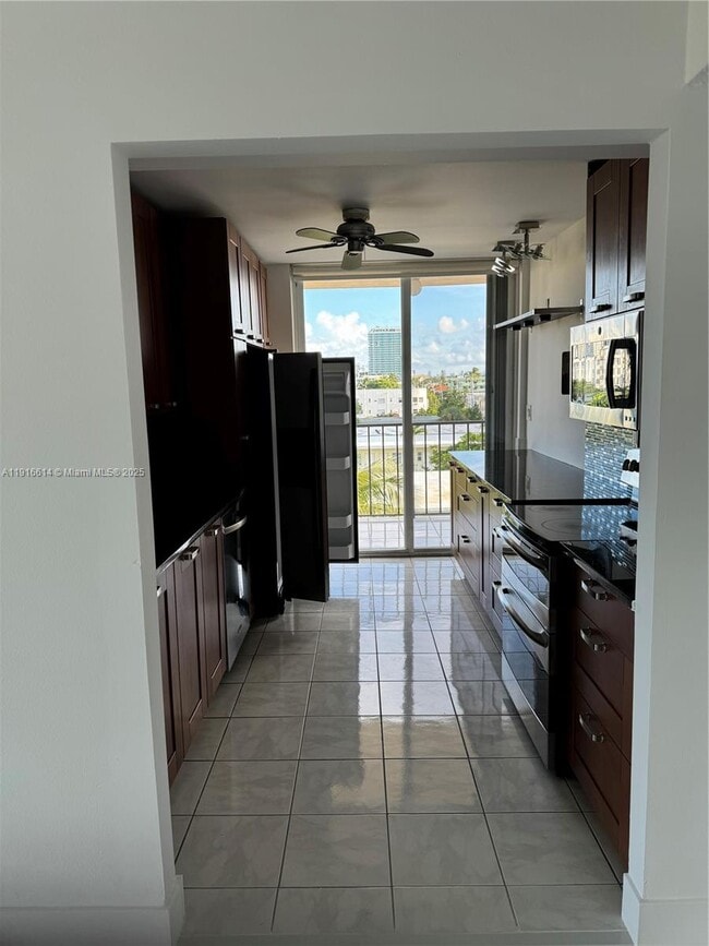 Foto del edificio - 7921 Byron Ave