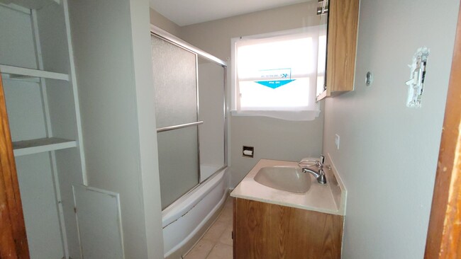 Building Photo - Great NE location- 2 bedroom 1 bath, 1 sta...