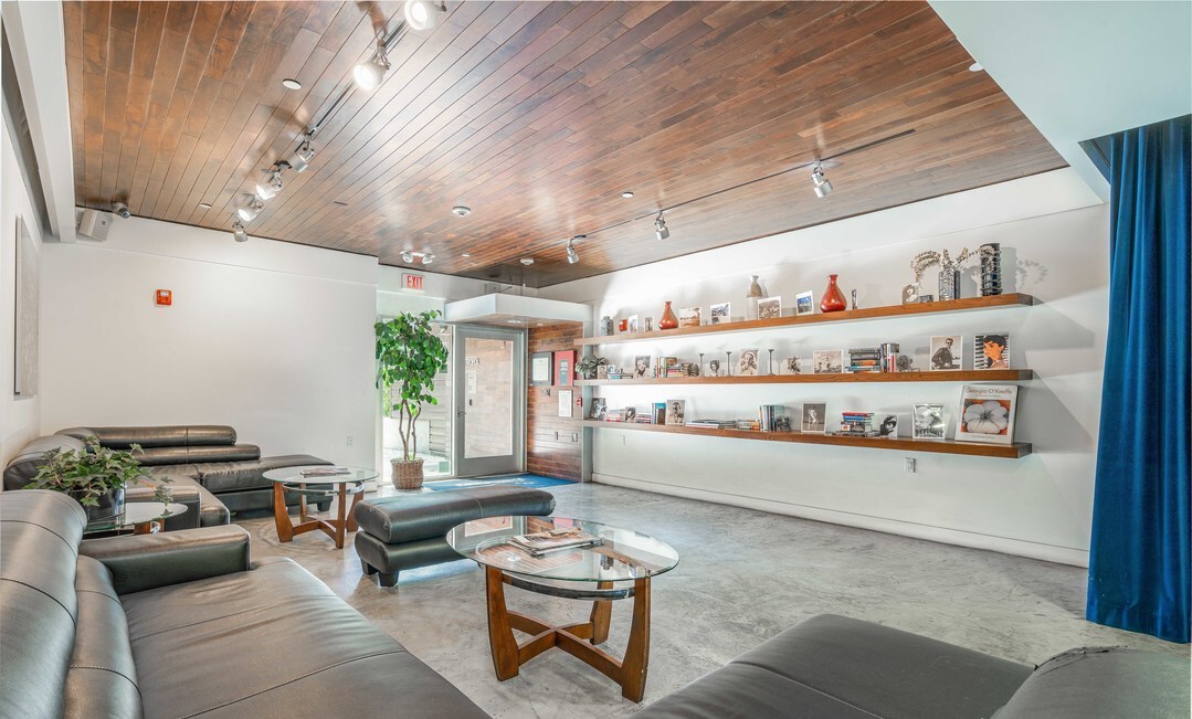 Lobby/Library - 6001 Carlton Way