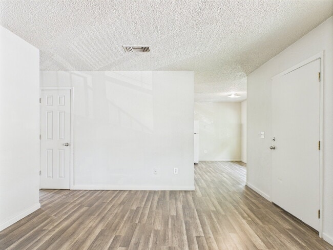 Building Photo - Upstairs 2/1