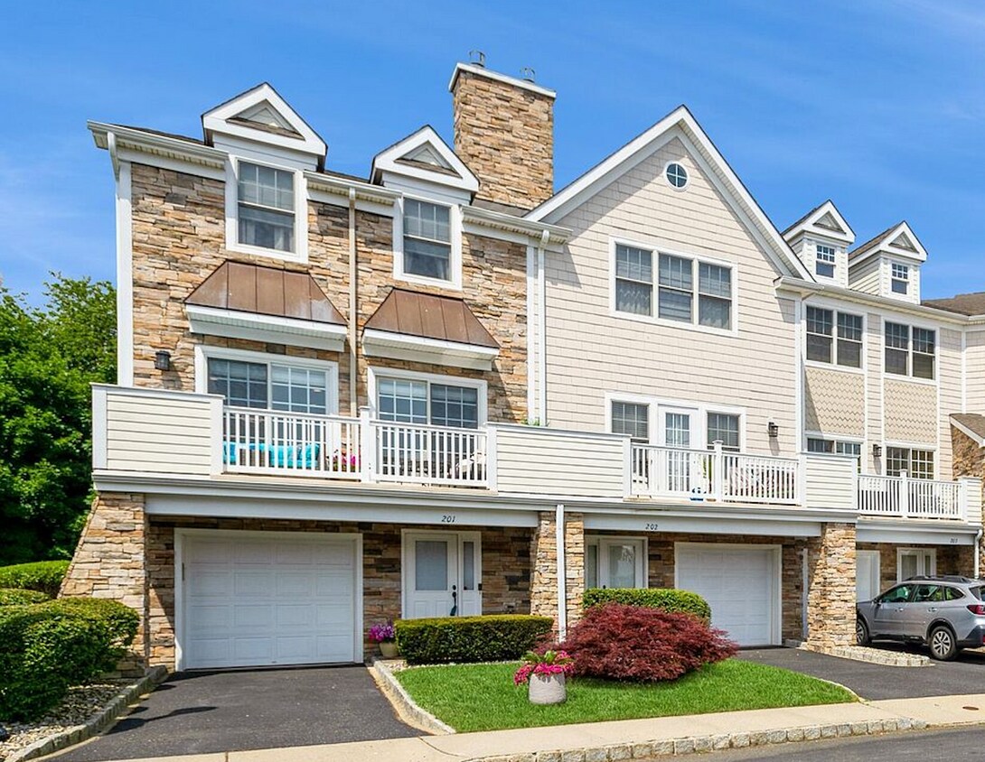 End unit in a beautiful private neighborhood. - 301 Villa Dr