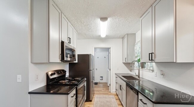 Building Photo - 520 Falcon Dr