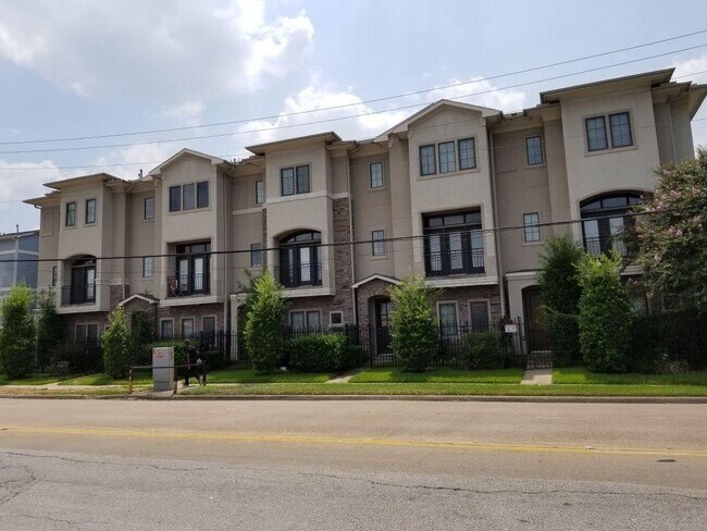 Building Photo - 1402 Wheeler Ave