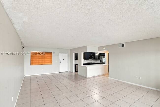 Foto del edificio - 471 Ives Dairy Rd