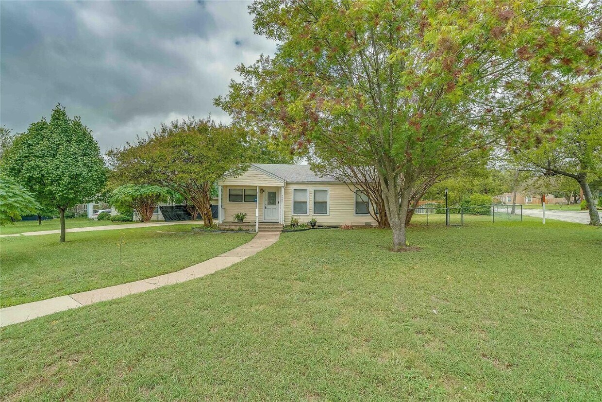 Charming 3 Bedroom Home on Corner Lot - Charming 3 Bedroom Home on Corner Lot