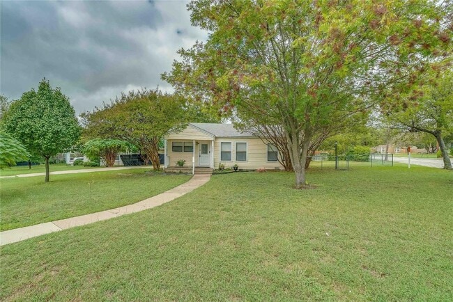 Charming 3 Bedroom Home on Corner Lot - Charming 3 Bedroom Home on Corner Lot