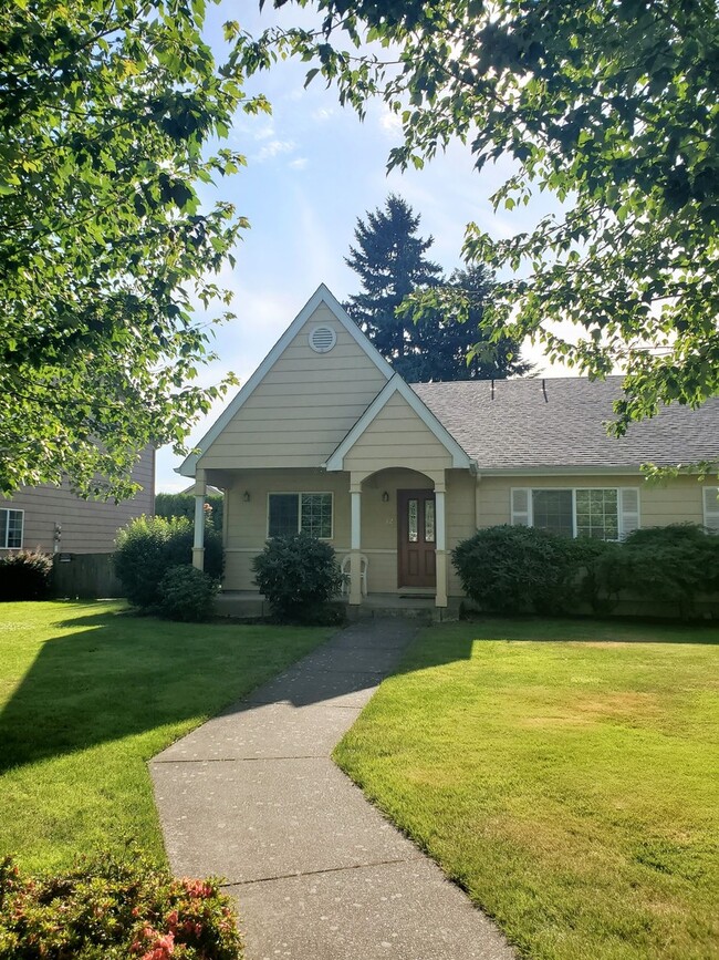 Building Photo - 3 Bedroom Duplex with Large Yard